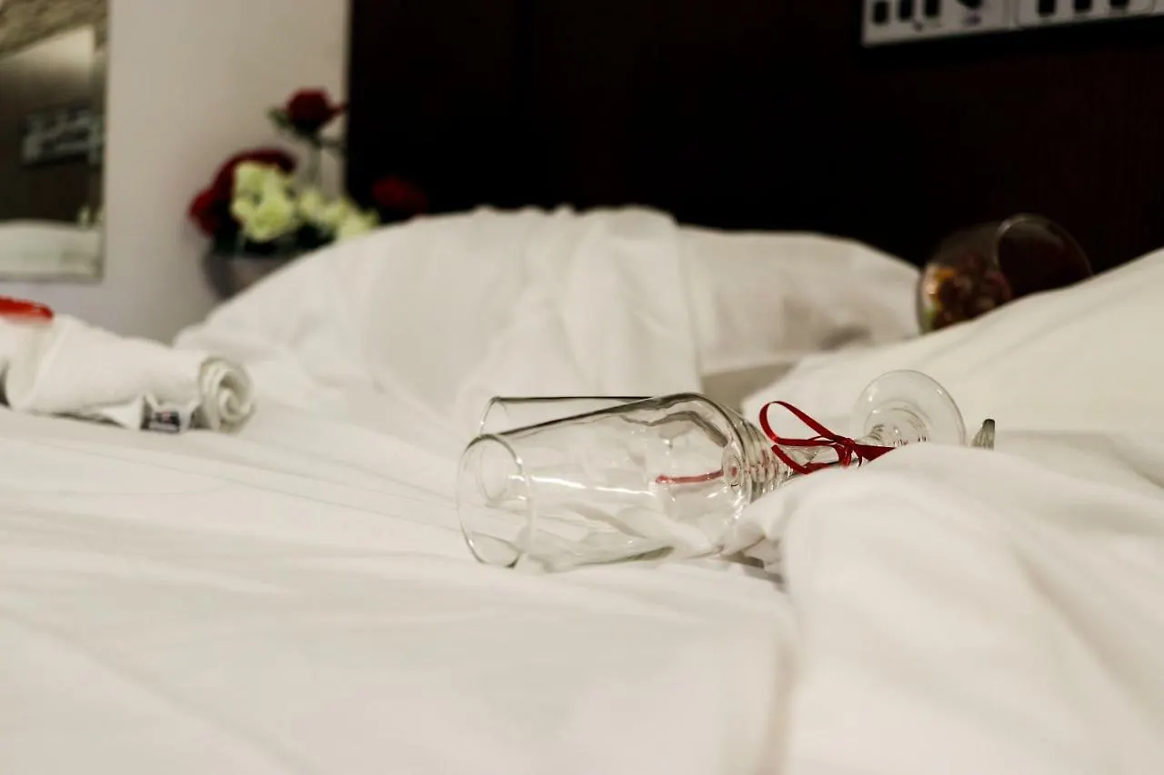 Love hotel Motel Shampoo (Adults Only) Brusque
